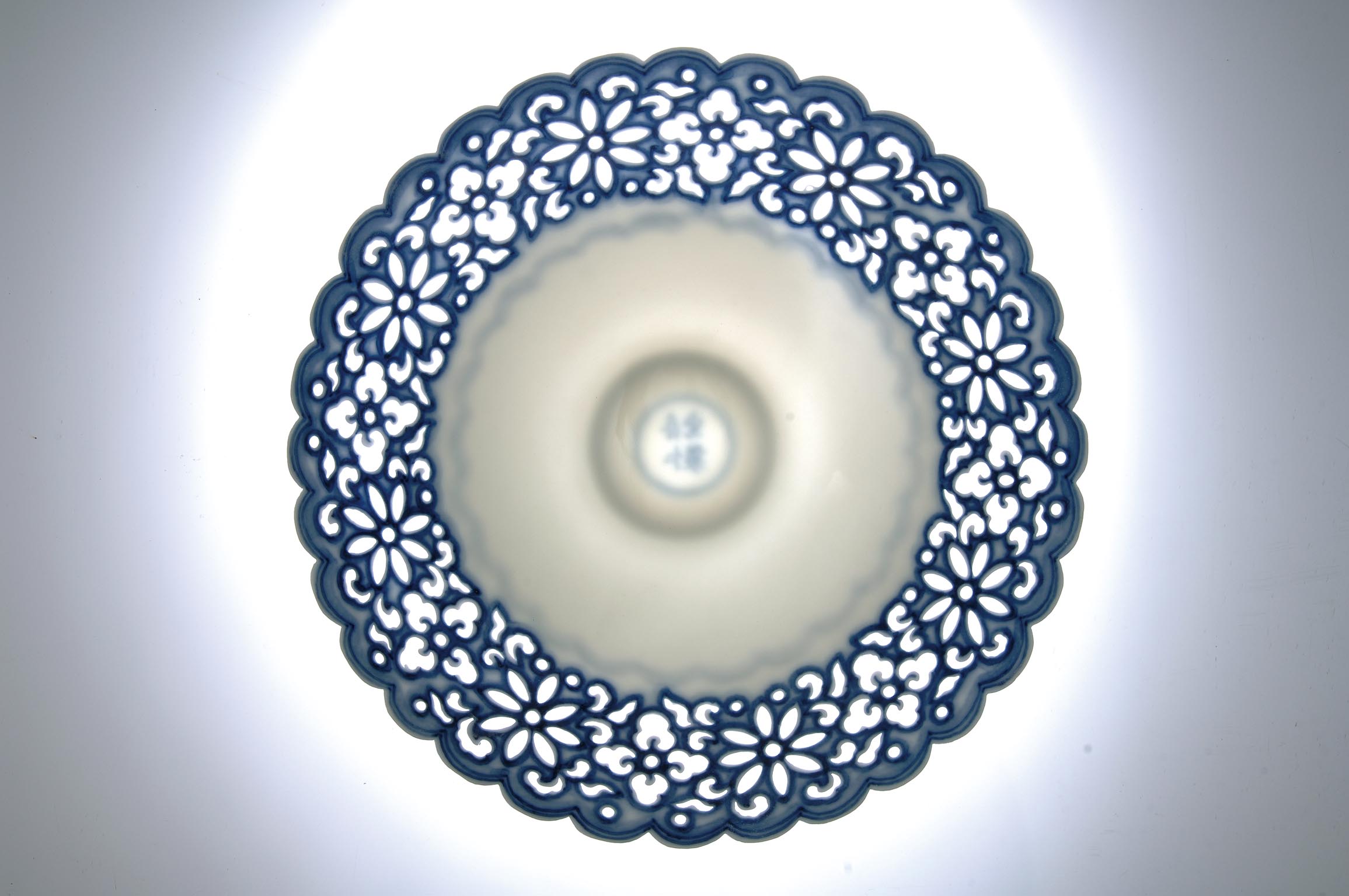 裝飾陶瓷-其它裝飾陳設陶瓷製品 - 菊瓣青花鏤空薄胎碗(17cm)