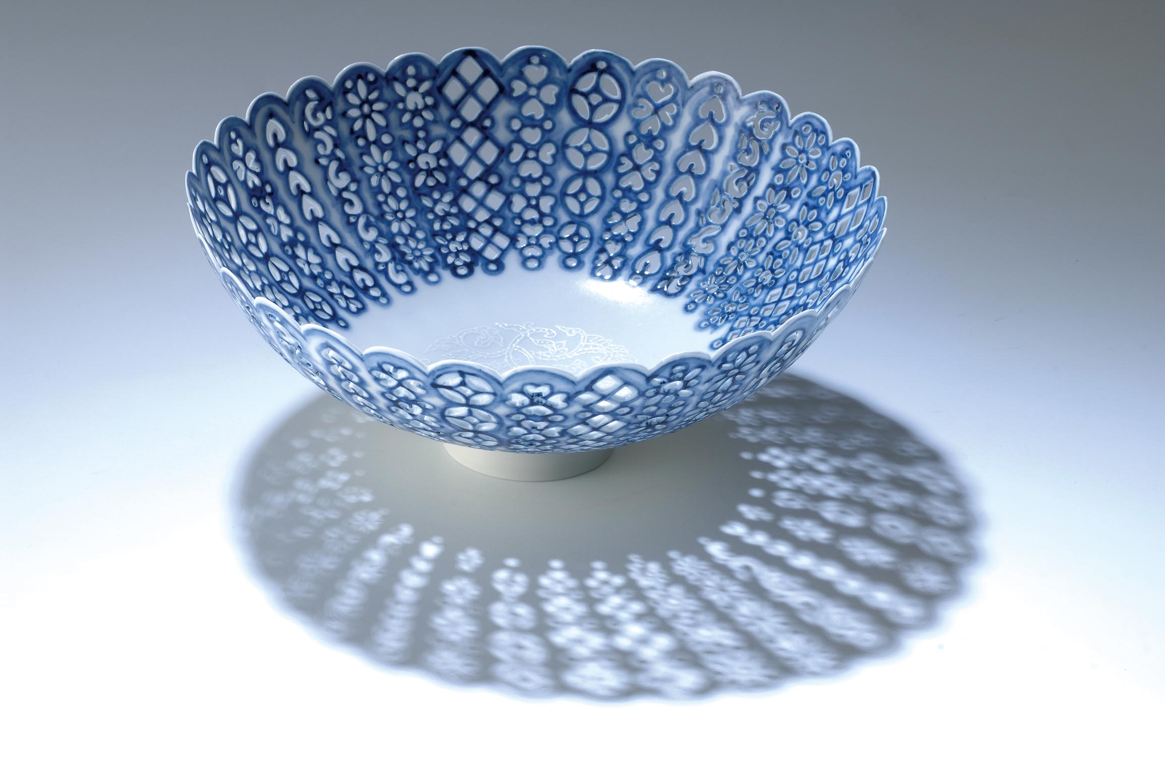 裝飾陶瓷-其它裝飾陳設陶瓷製品 - 菊瓣青花鏤空薄胎碗(20.5cm)