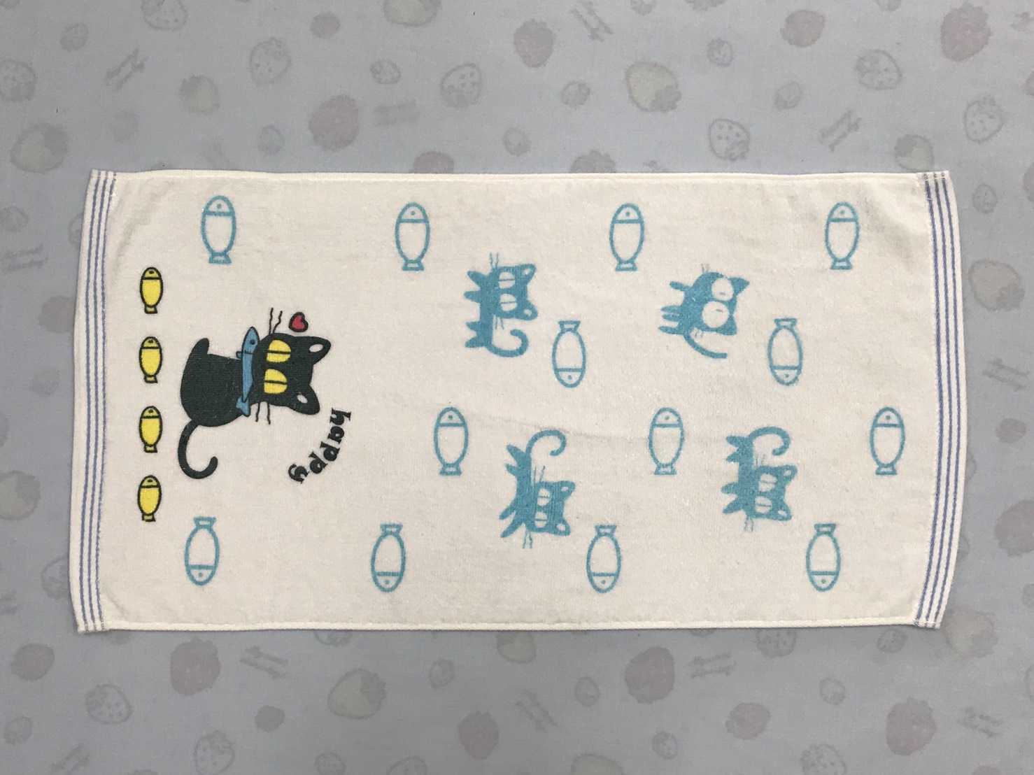 剪絨印花快樂貓童巾