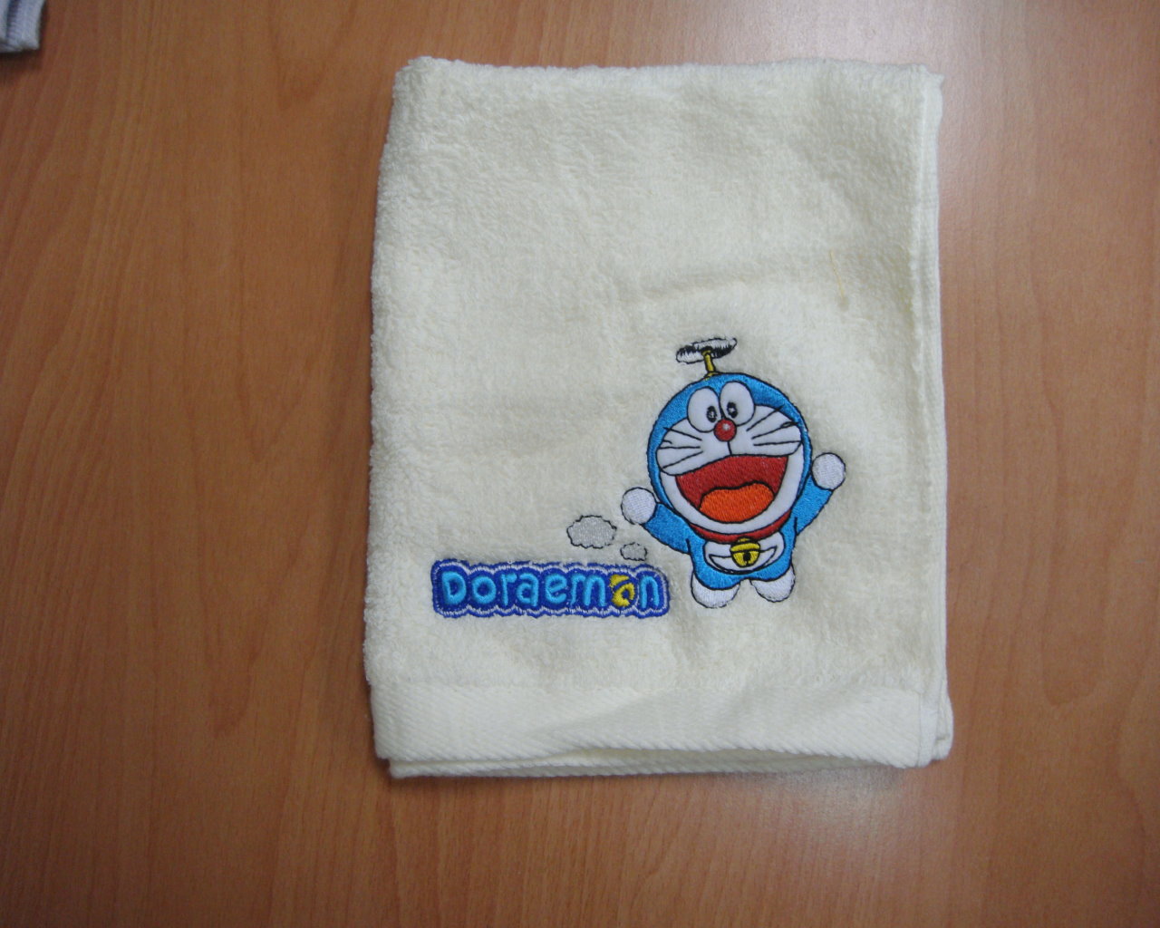 DA101哆啦A夢素色刺繡方巾