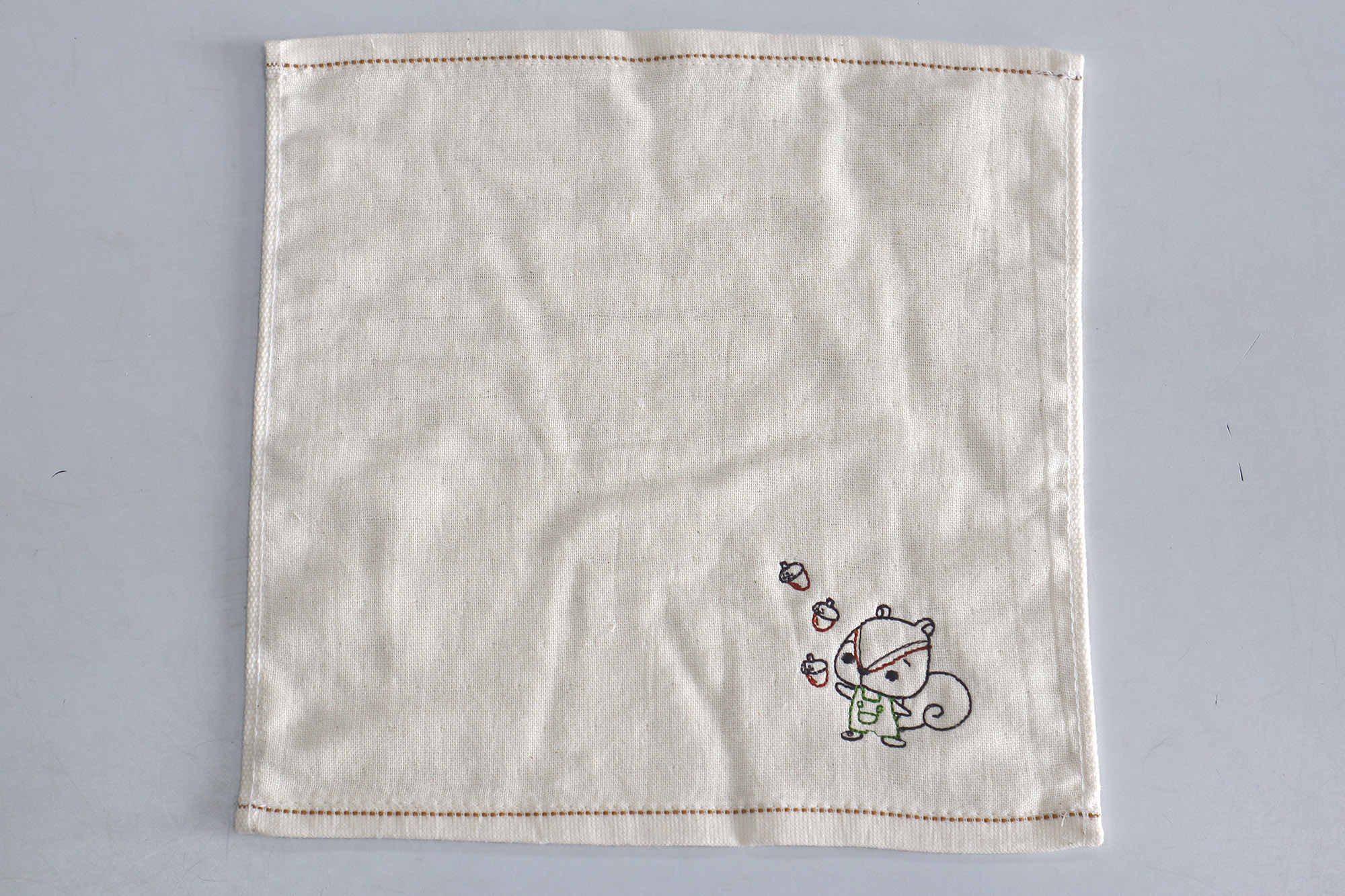無染動物刺繡紗布方巾-松鼠