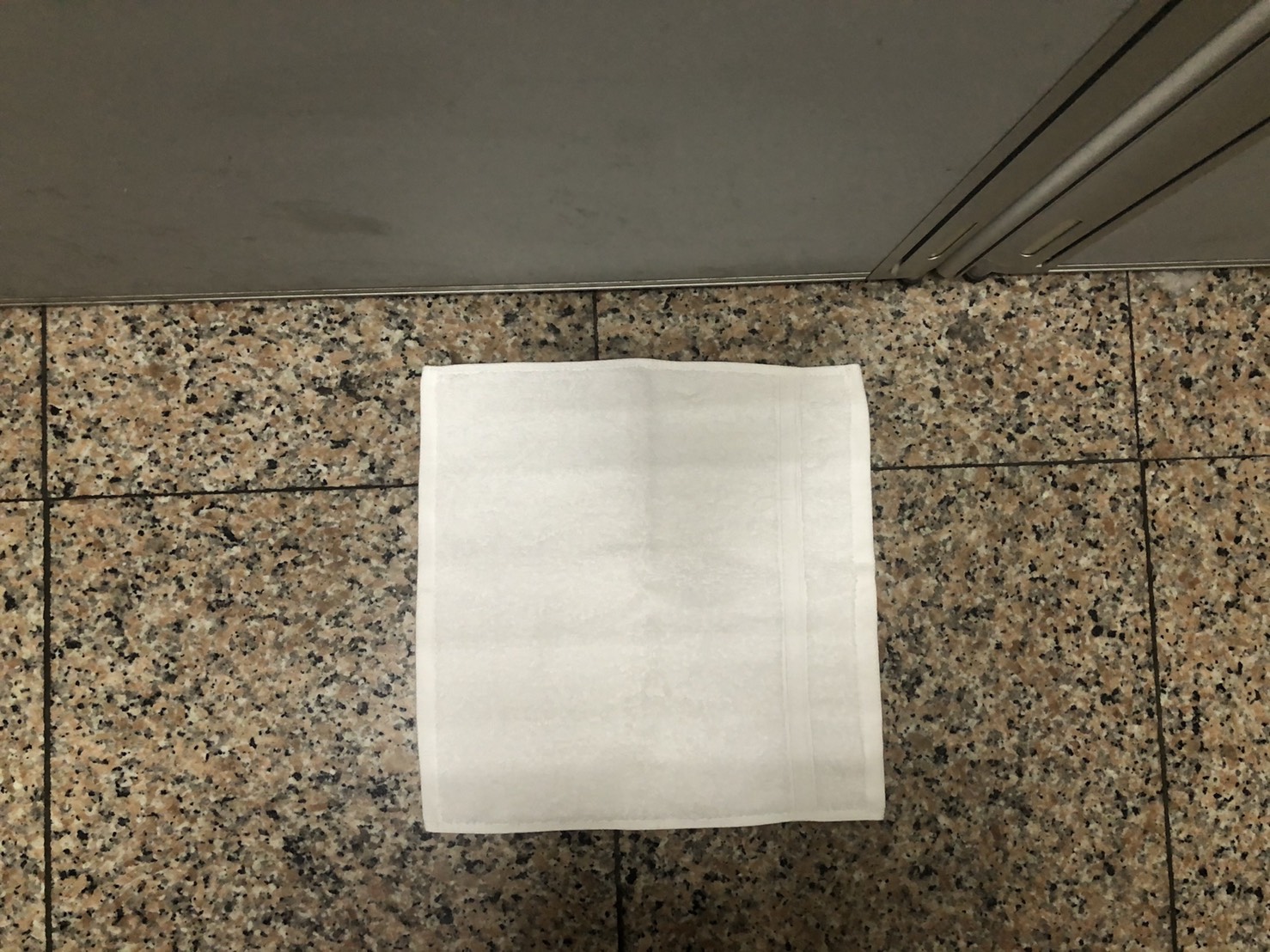 飯店款方巾