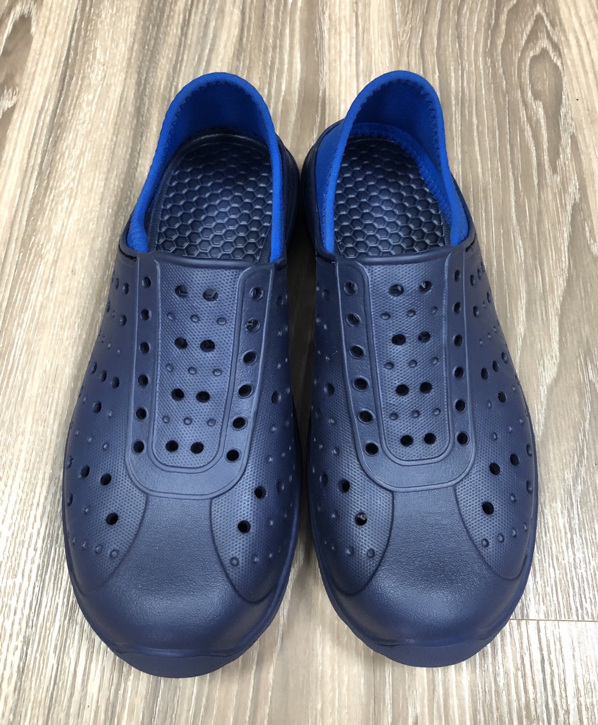 洞洞休閒鞋